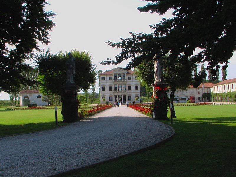 struttura con parco e viale esterno per ricevimenti ed eventi