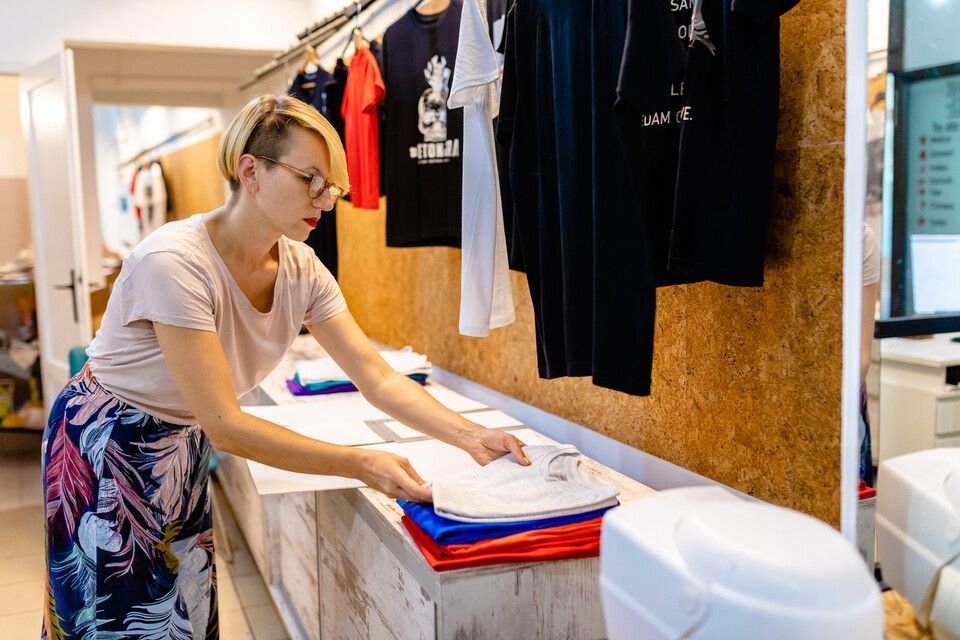 Ragazza piega magliette