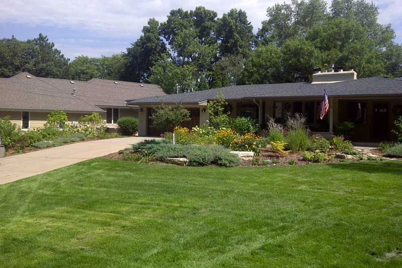 clean garden bed in front lawn of home in blaine mn