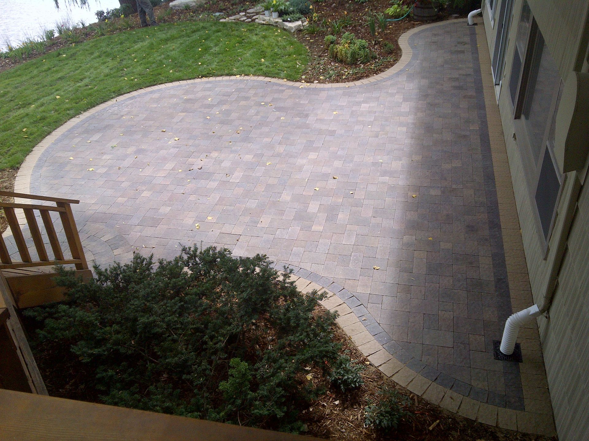 Curved+shape+paver+patio+photo+from+above+with+deck+steps+landing+Edina+MN+KG+Landscape