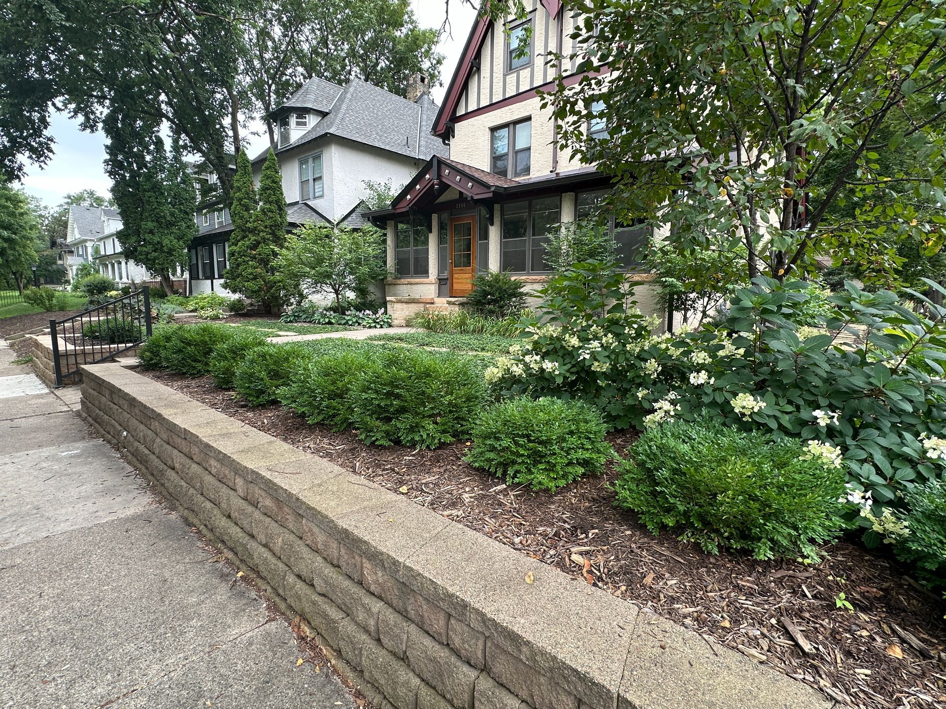 neighborhood in the cities featuring retainer wall