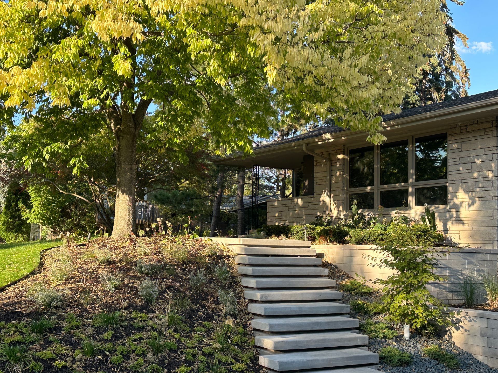 Mid+century+modern+front+yard+landscaping+floating+concrete+steps+Golden+Valley+MN+KG+Landscape