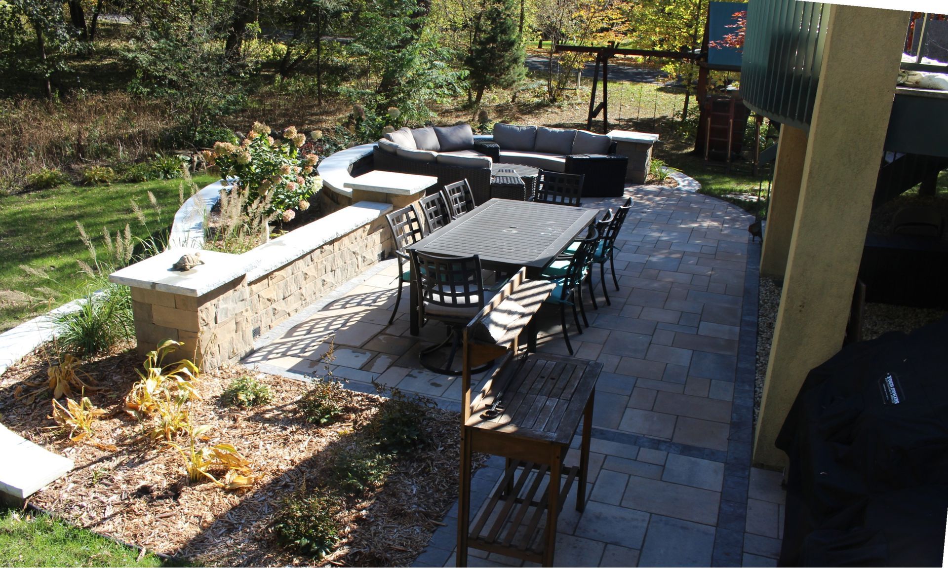 Paver+patio+sitting+wall+table+chairs+grill+area+stone+columns+Minneapolis+MN+KG+Landscape