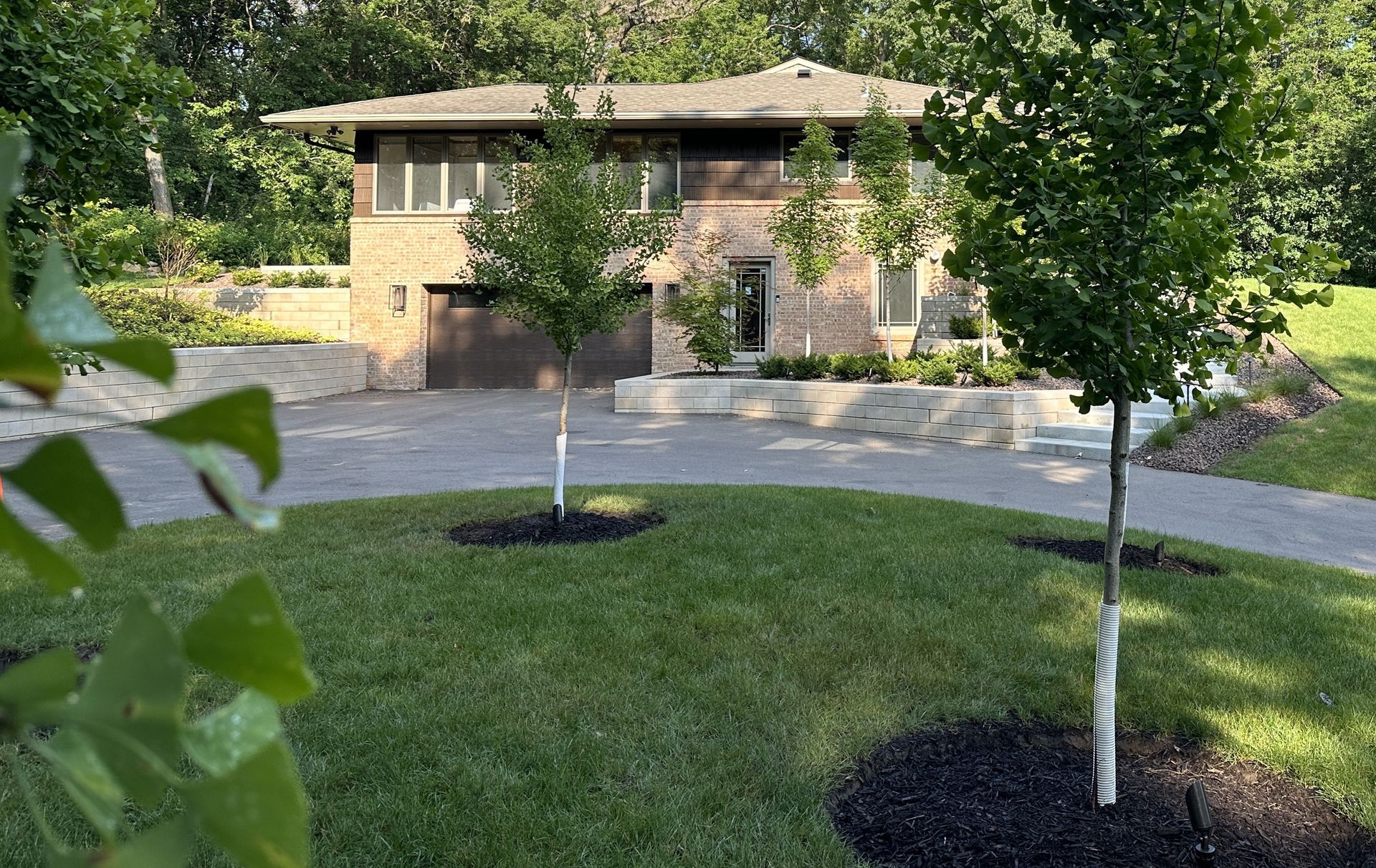 curb+appeal+landscaping+mid+century+modern+design+hill+sloped+yard+with+steps+retainging+walls+MN+KG+Landscape