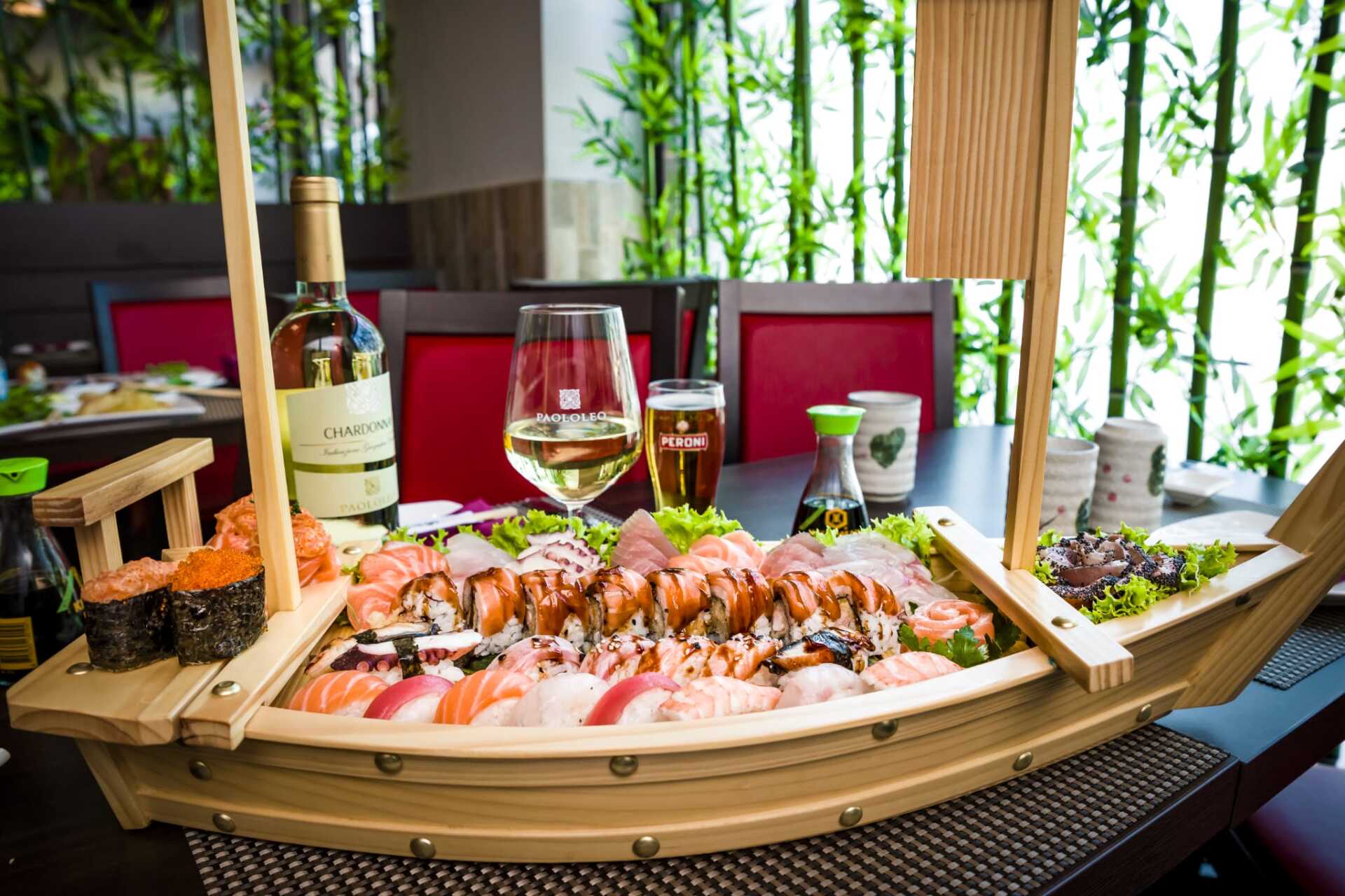 barca con sushi misto in un ristorante giapponese a Bari all you can eat