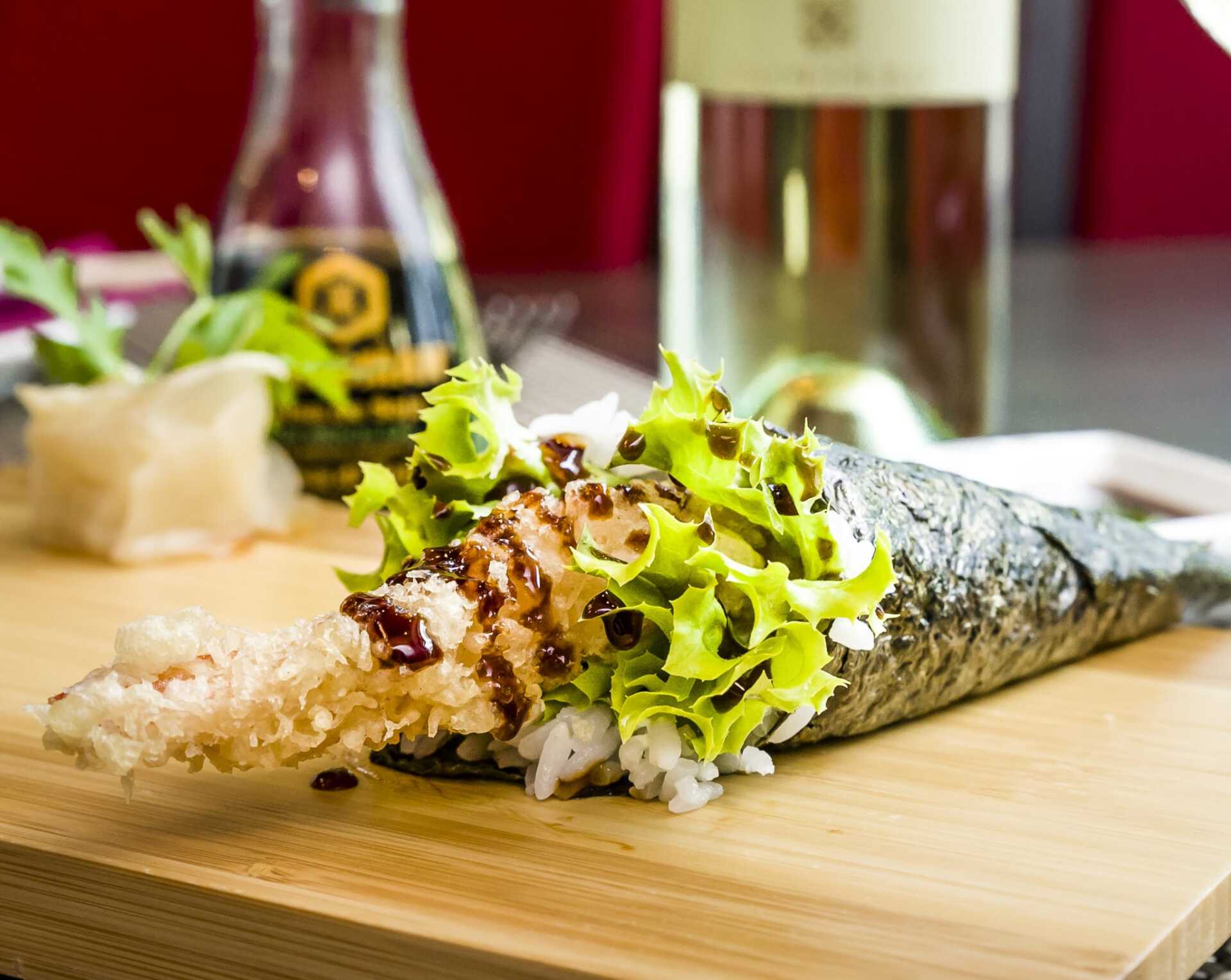 temaki con gambero fritto in un ristorante giapponese a Bari all you can eat