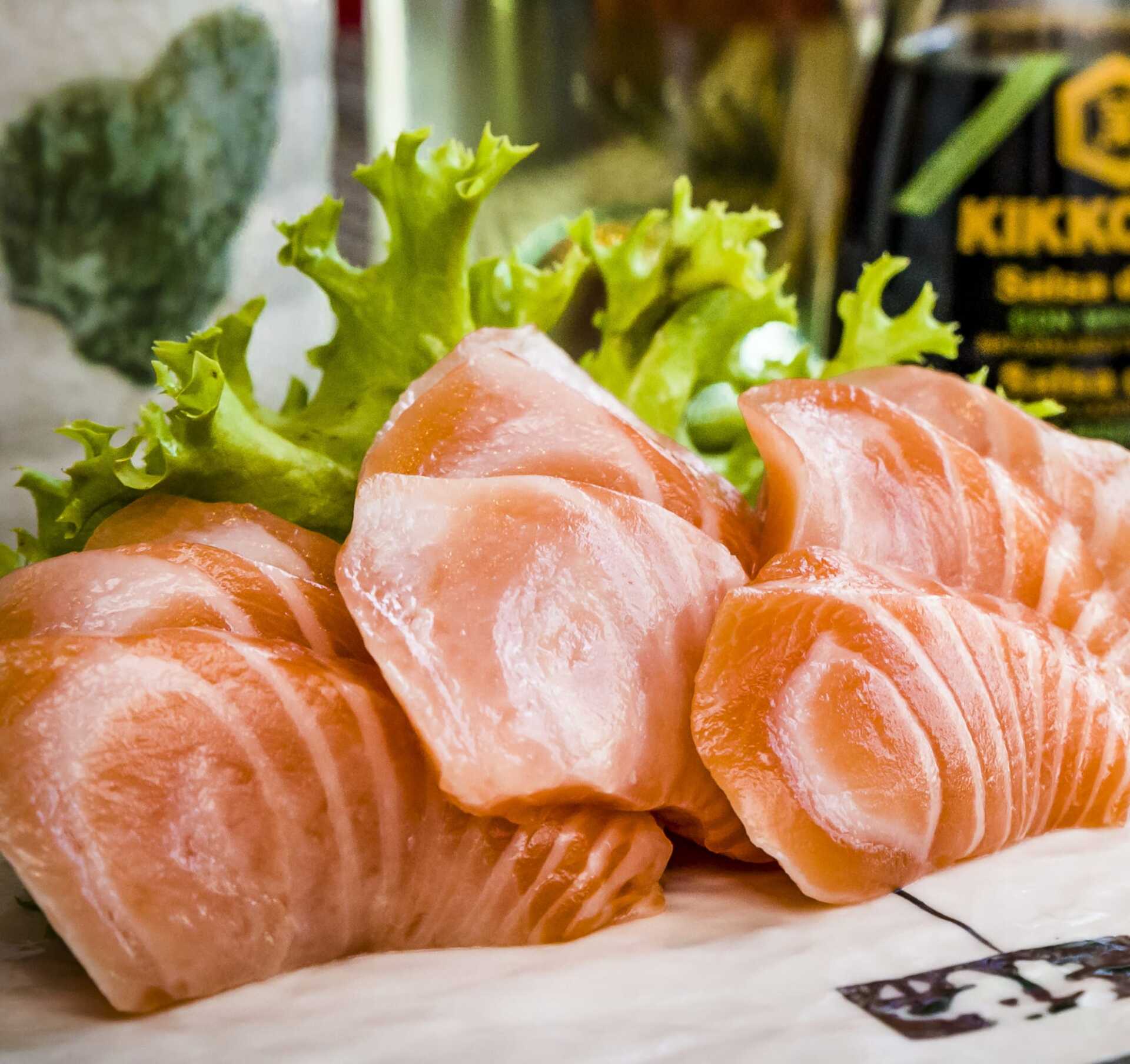 sashimi di salmone in un ristorante giapponese a Bari all you can eat