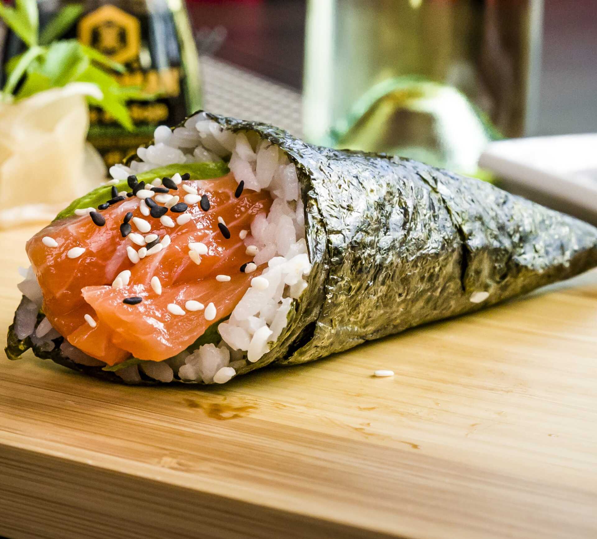 temaki con salmone in un ristorante giapponese a Bari all you can eat