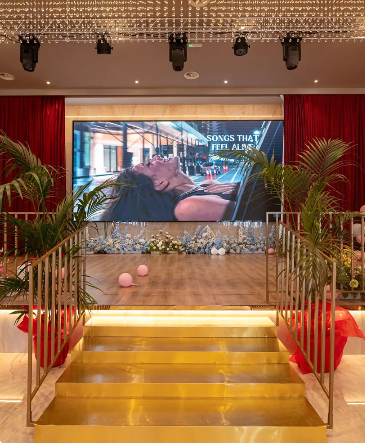 C'è un grande schermo sul muro al centro della stanza.