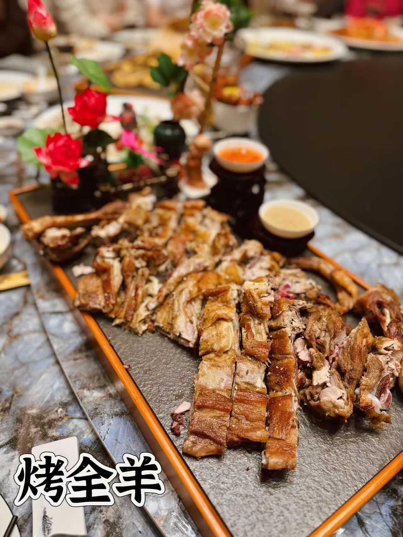 Su un tavolo c'è un piatto di cibo con delle scritte in cinese.