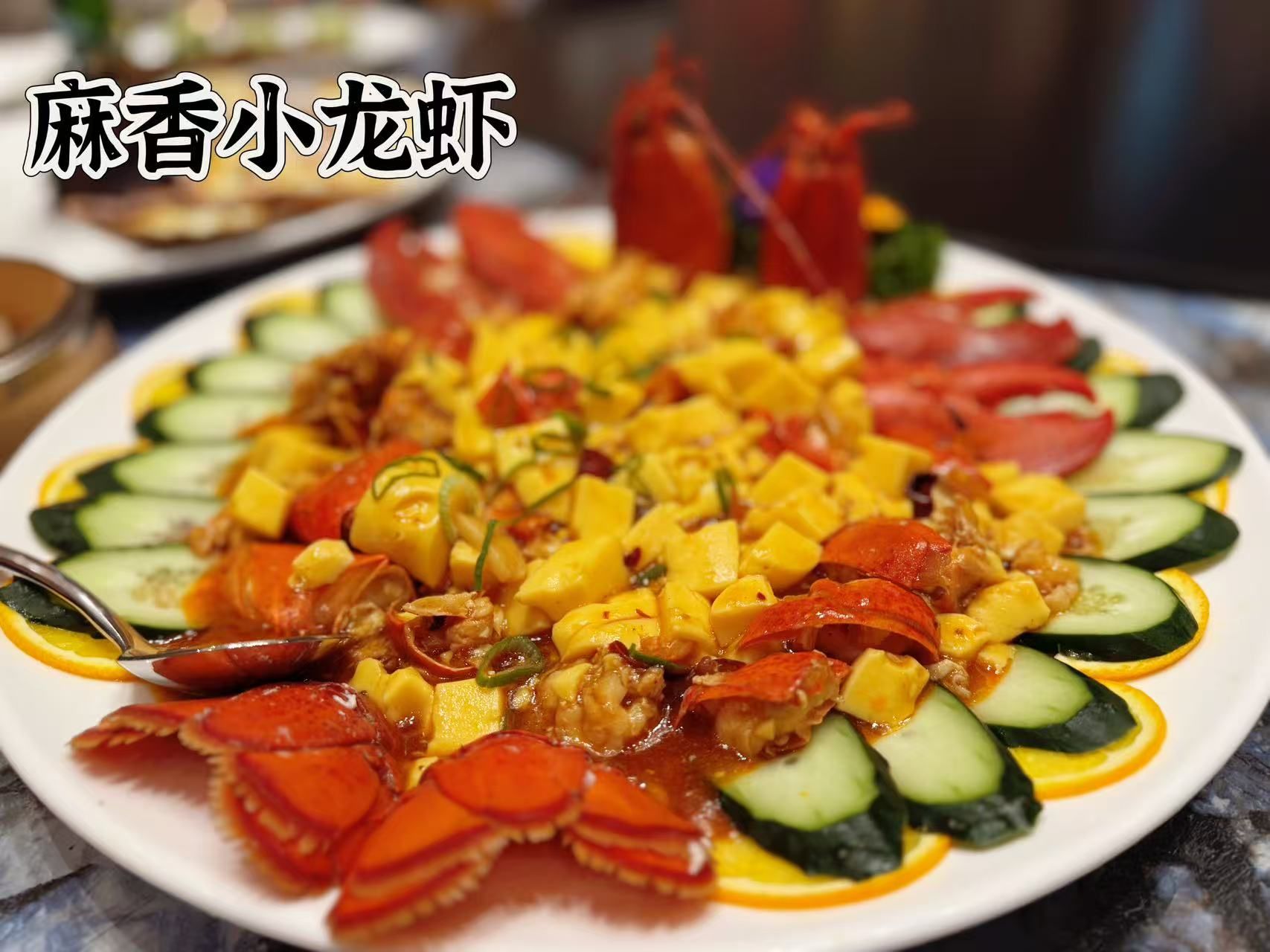 Un primo piano di un piatto di cibo con scritte in cinese sopra