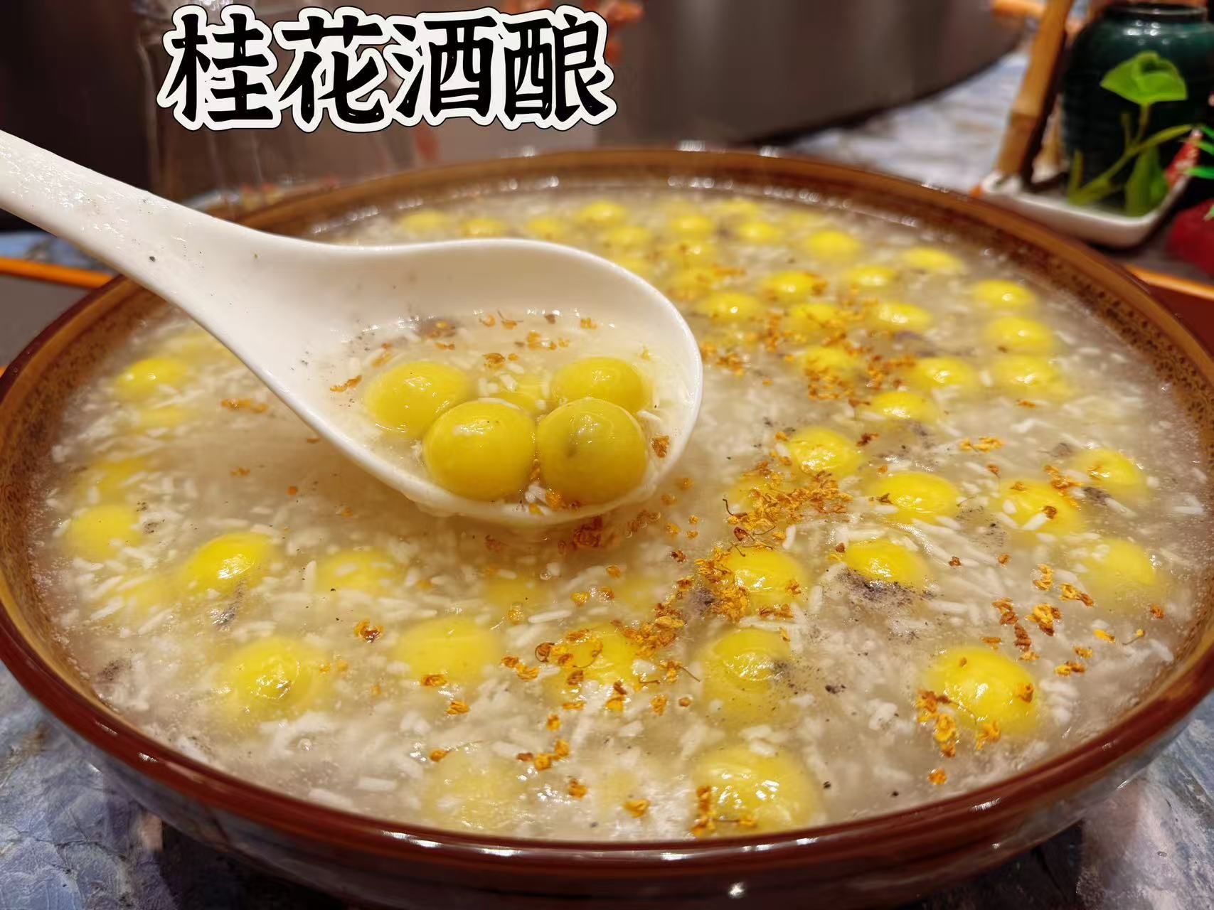 Una ciotola di zuppa con palline gialle e un cucchiaio dentro