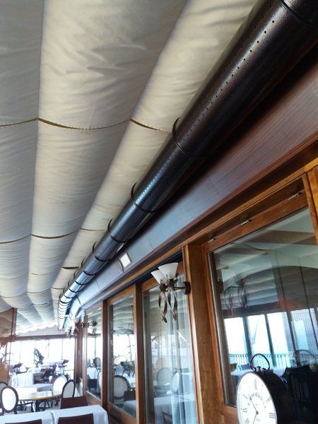 Ristorante con condotti microforati per la conduzione dell'aria