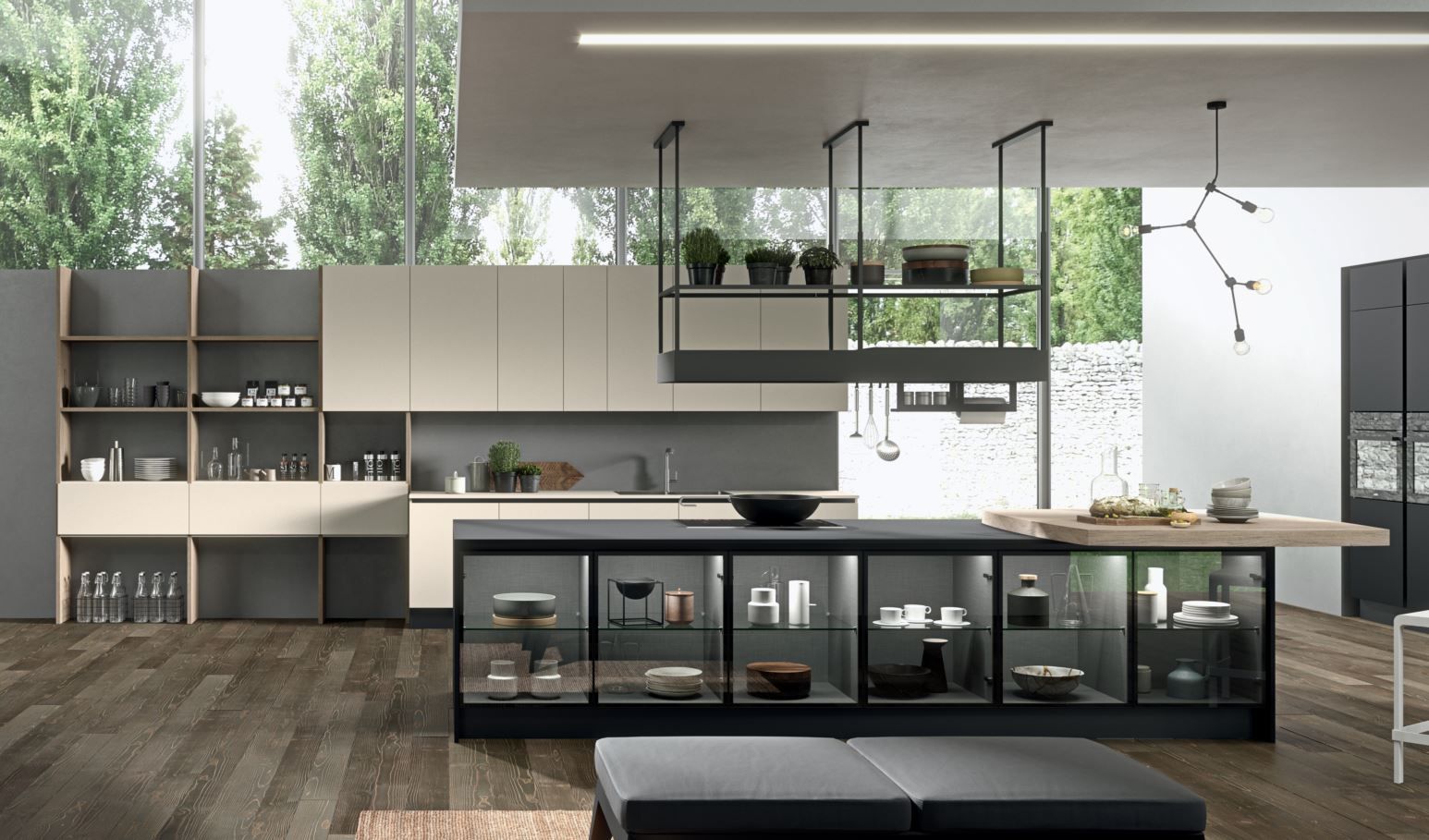 Cucina moderna con isola, mobili e scaffali a vista, con ampie finestre che si affacciano sugli alberi.