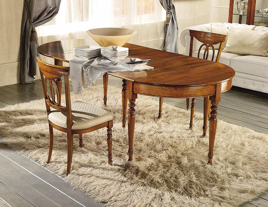 Tavolo da pranzo in legno con sedie, posto su un soffice tappeto, vicino a una finestra e a un divano.