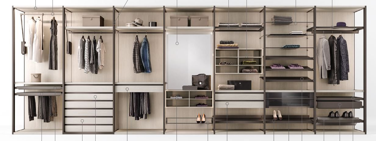 Moderno sistema di cabina armadi a giorno con ripiani, cassetti, aste appendiabiti e uno specchio contro una parete bianca