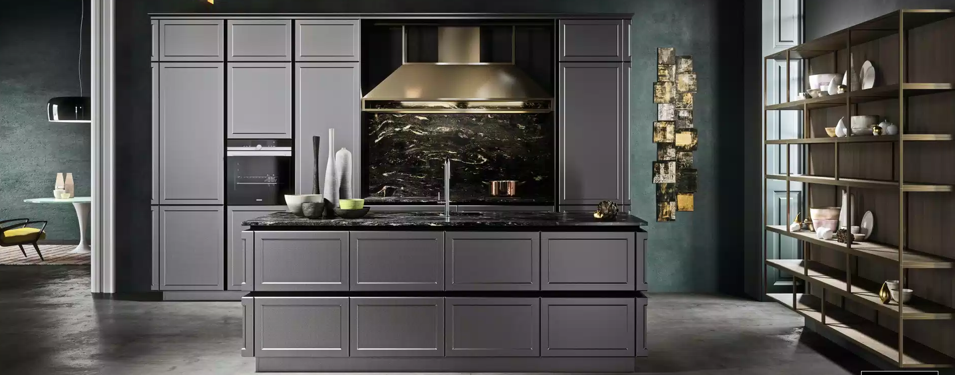 Moderna cucina Snaidero grigia con isola, paraschizzi scuro e ripiani a vista.