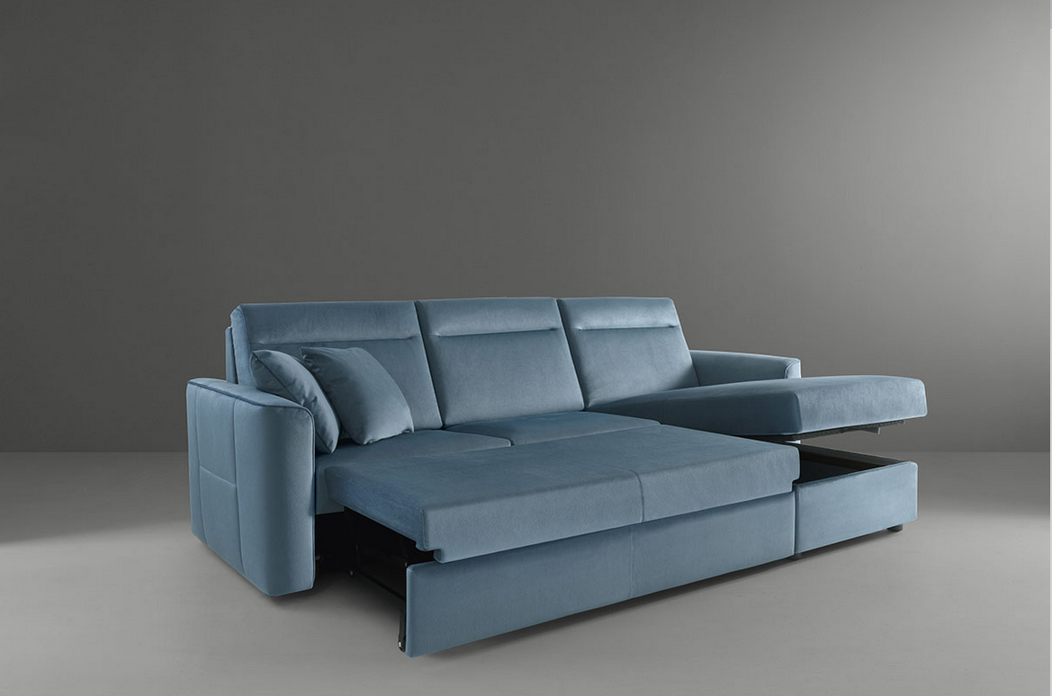 Divano componibile blu con funzione letto estraibile e contenitore, su sfondo grigio.