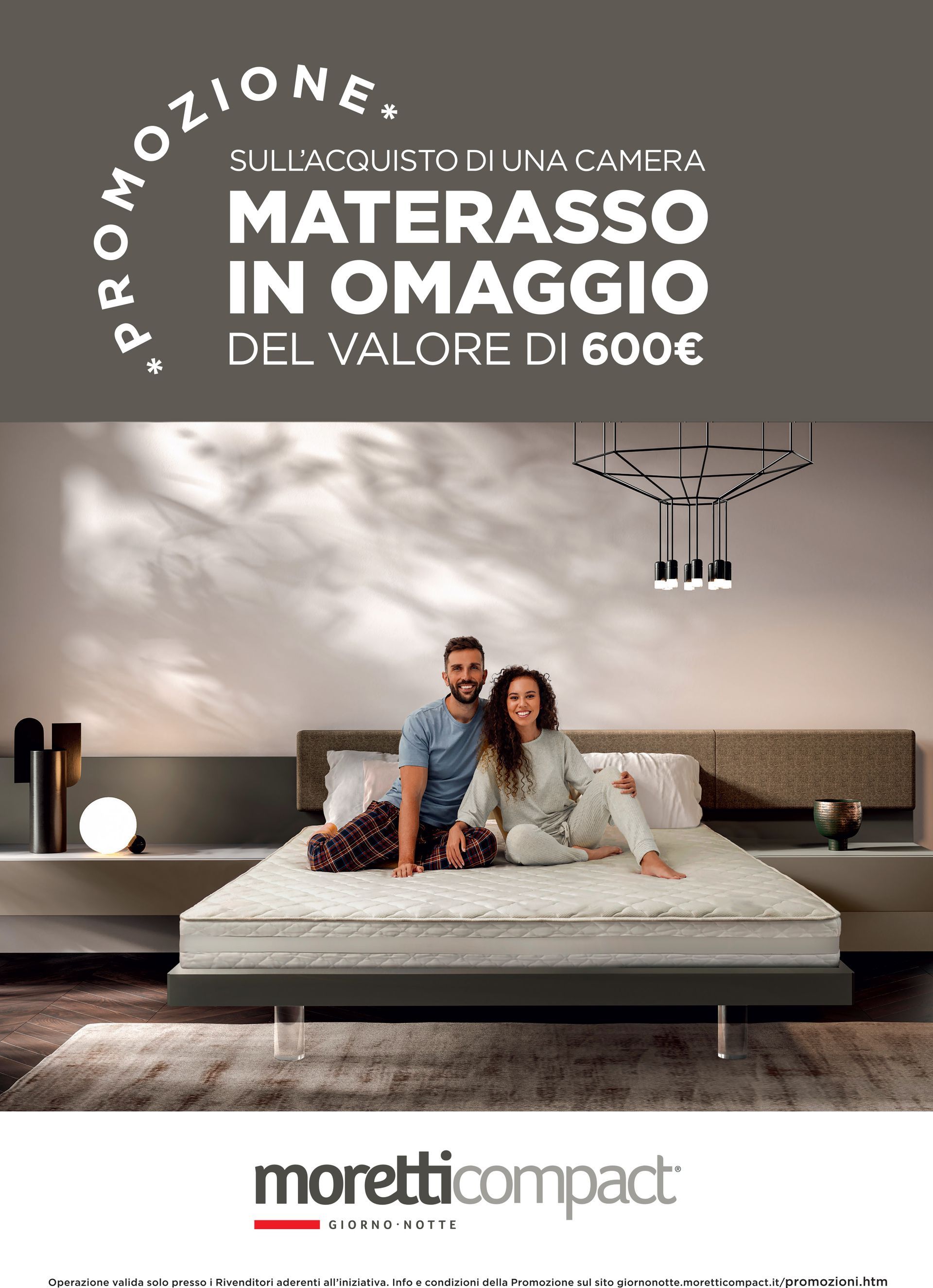 Coppia seduta sul letto, pubblicità promozionale per un materasso gratuito del valore di 600€ con l'acquisto della camera da letto.