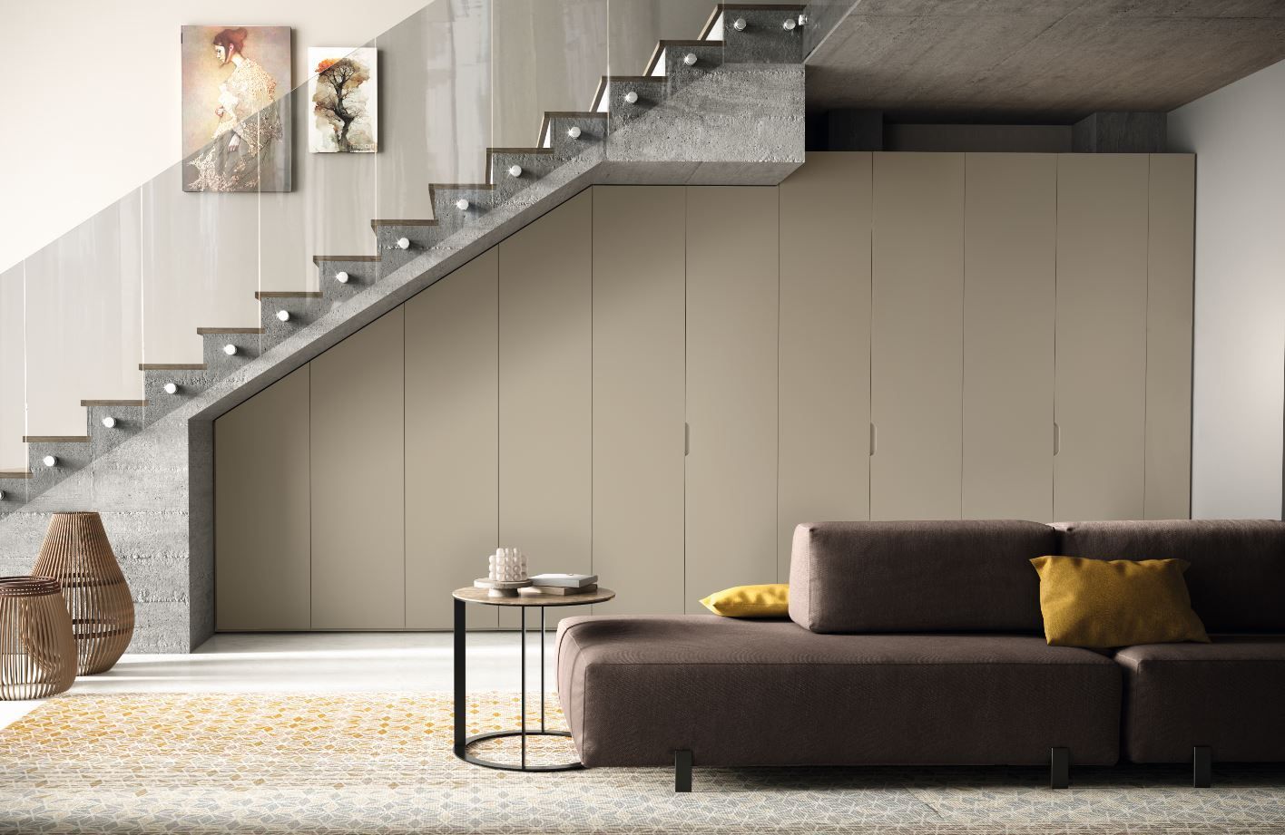 Soggiorno moderno con divano marrone, scala e spazio di archiviazione integrato in tonalità neutre.