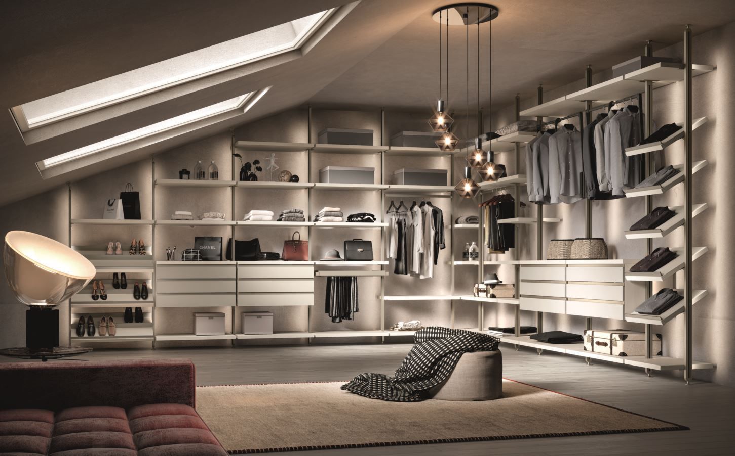 Cabina armadio in stile moderno e neutro; vestiti, scarpe e accessori sugli scaffali.