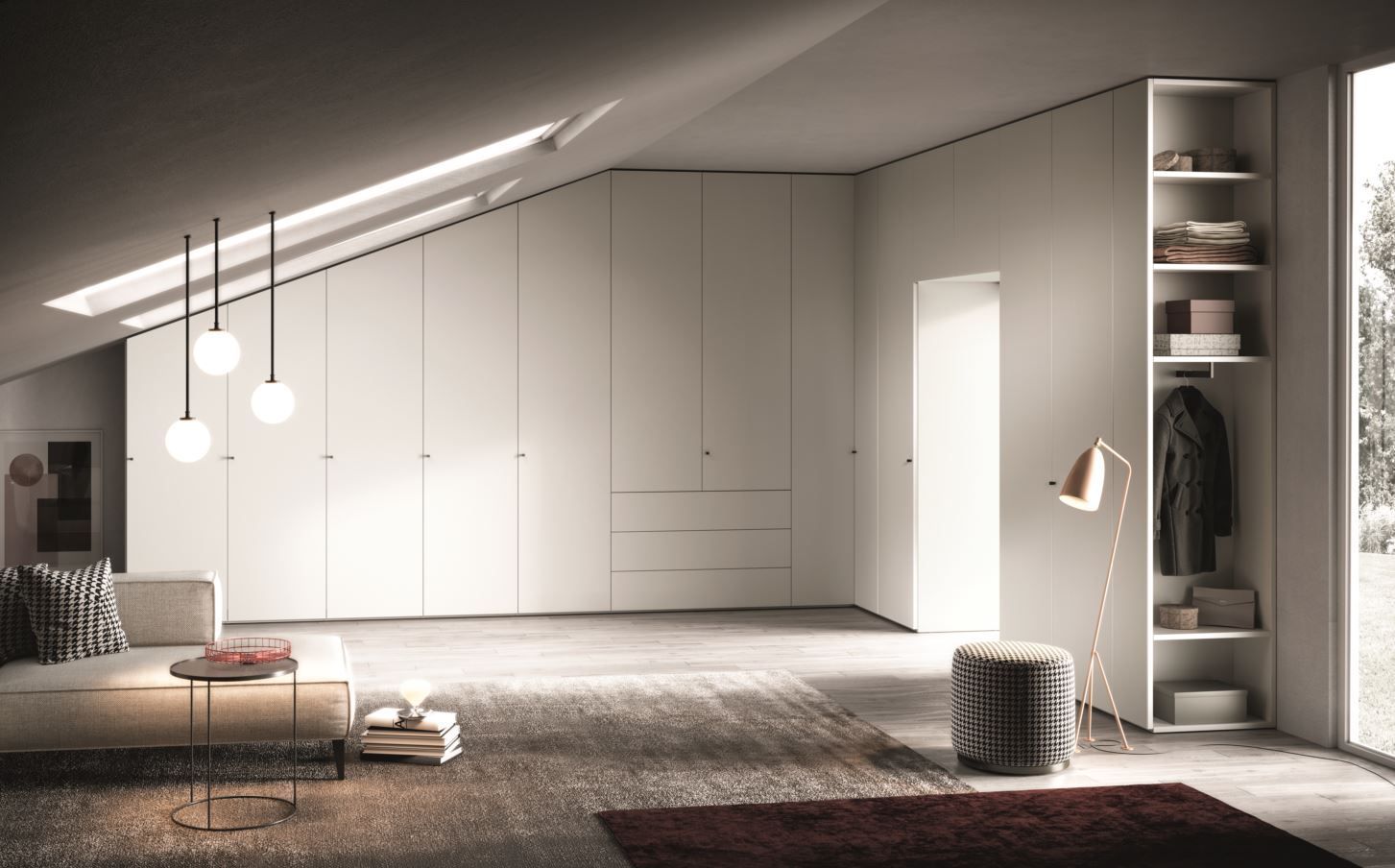 Camera da letto moderna con soffitto spiovente e ampio armadio bianco. Include divano, tappeto e lampade a sospensione.