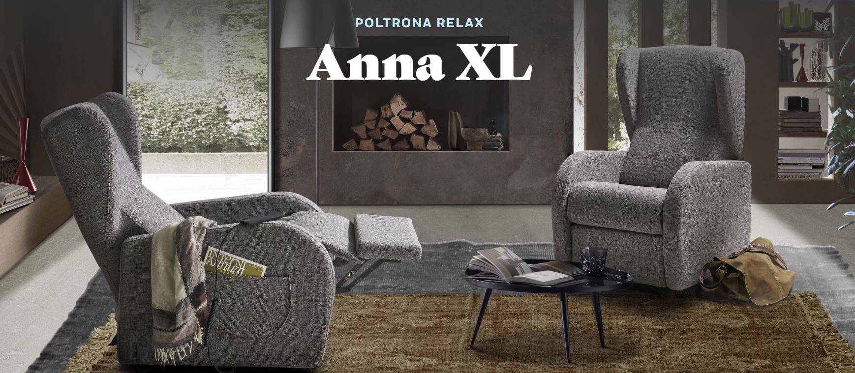 Due poltrone grigie in un soggiorno con tappeto e camino. È visibile la scritta 