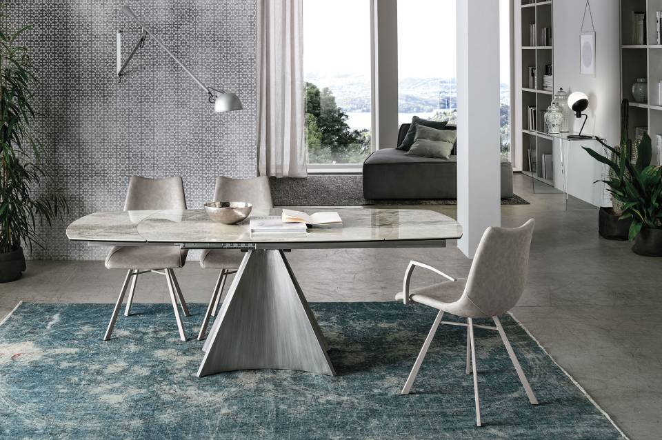 Tavolo moderno con sedie