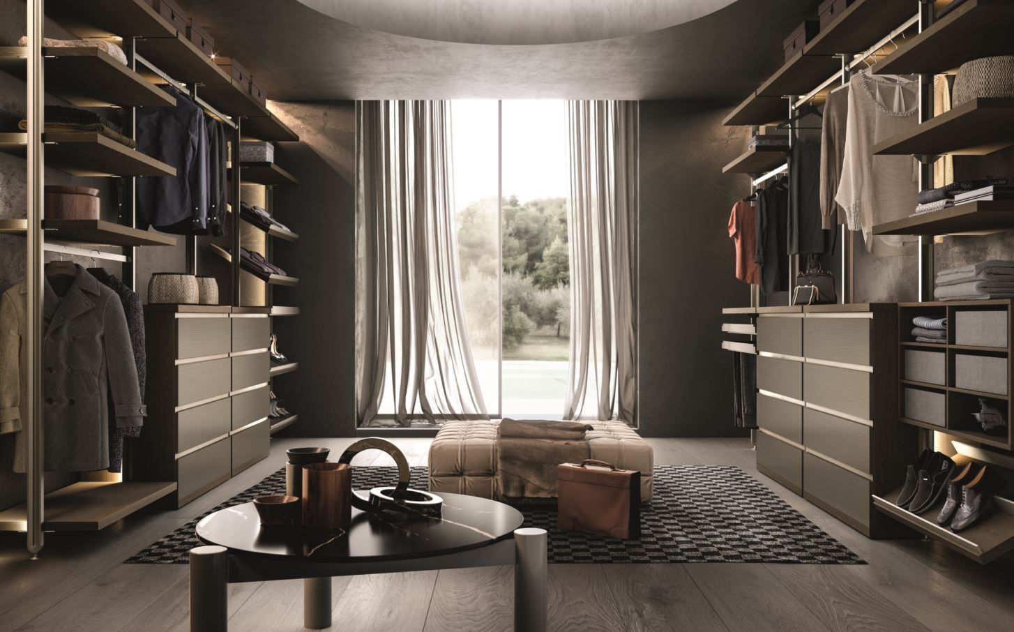 Cabina armadio con pareti scure, appendiabiti e una finestra con tende. Al centro, un tavolo rotondo e un tappeto.