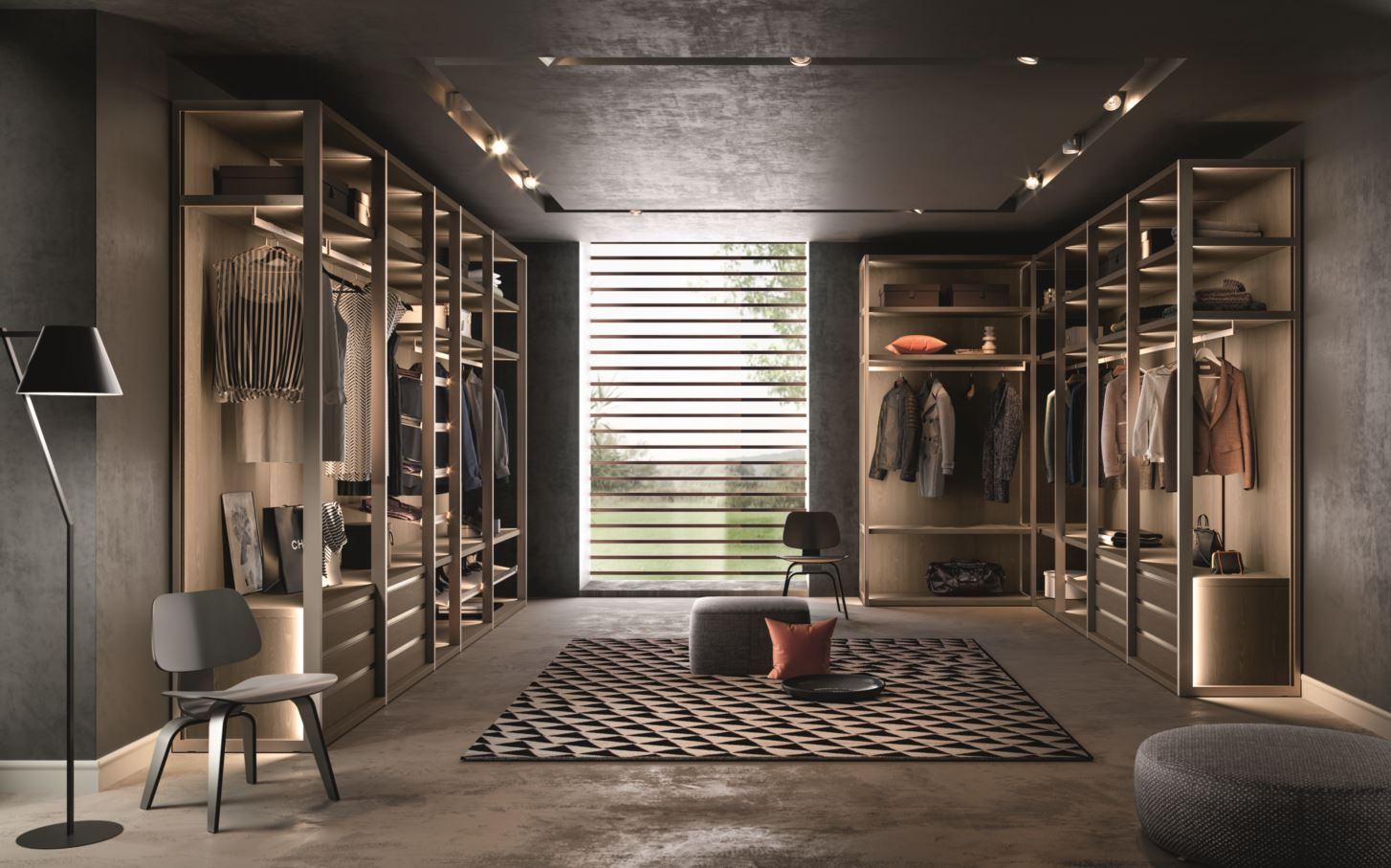Cabina armadio con ripiani e appendiabiti. Una chaise longue bianca è appoggiata su un tappeto.