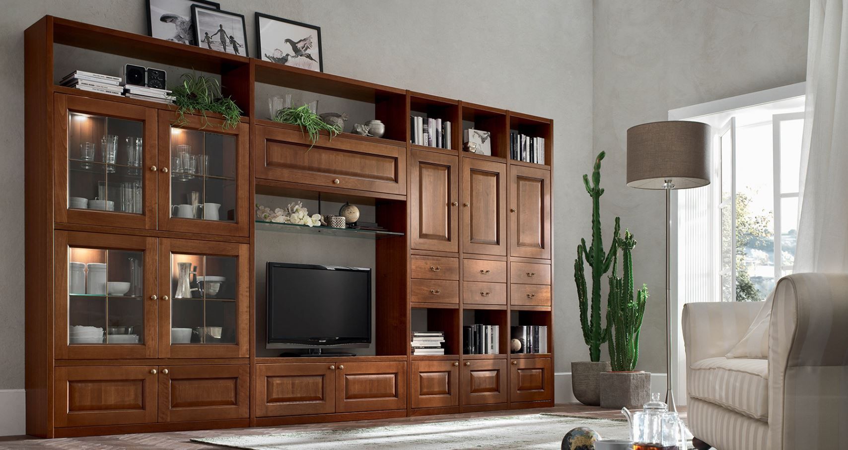 Mobile TV in legno con ripiani, armadietti e TV, in un ambiente soggiorno.