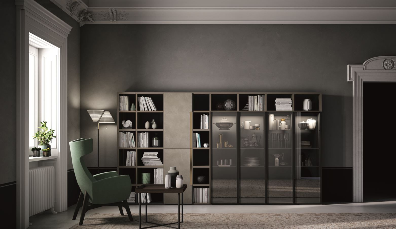 Soggiorno con una grande libreria scura e una sedia verde vicino a una finestra.