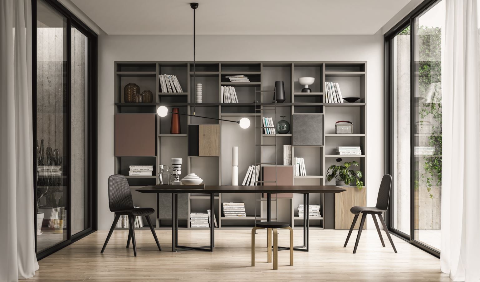 Sala da pranzo con un lungo tavolo, sedie e una grande libreria, accanto a grandi finestre.