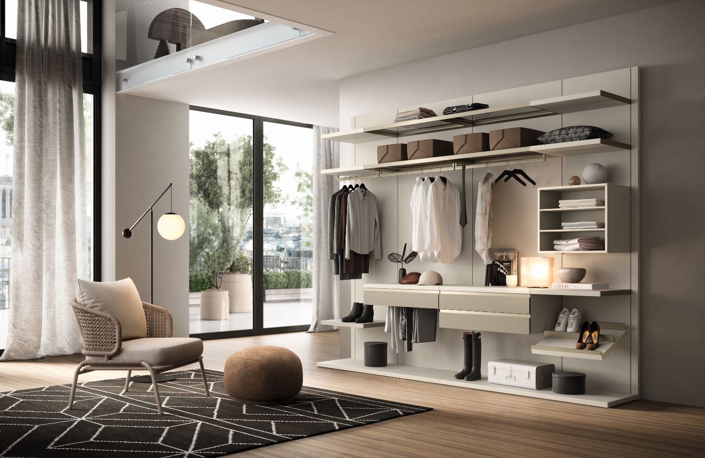 Cabina armadio con ripiani in legno scuro, appendiabiti, cassetti a isola e un grande tappeto.