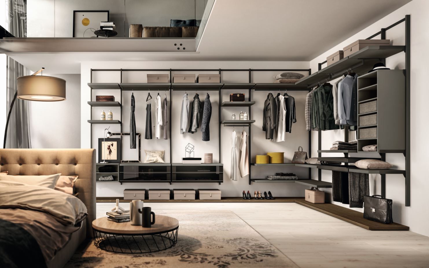 Camera da letto moderna con armadio a vista, pareti beige, vestiti e scaffali; un letto con testiera trapuntata.