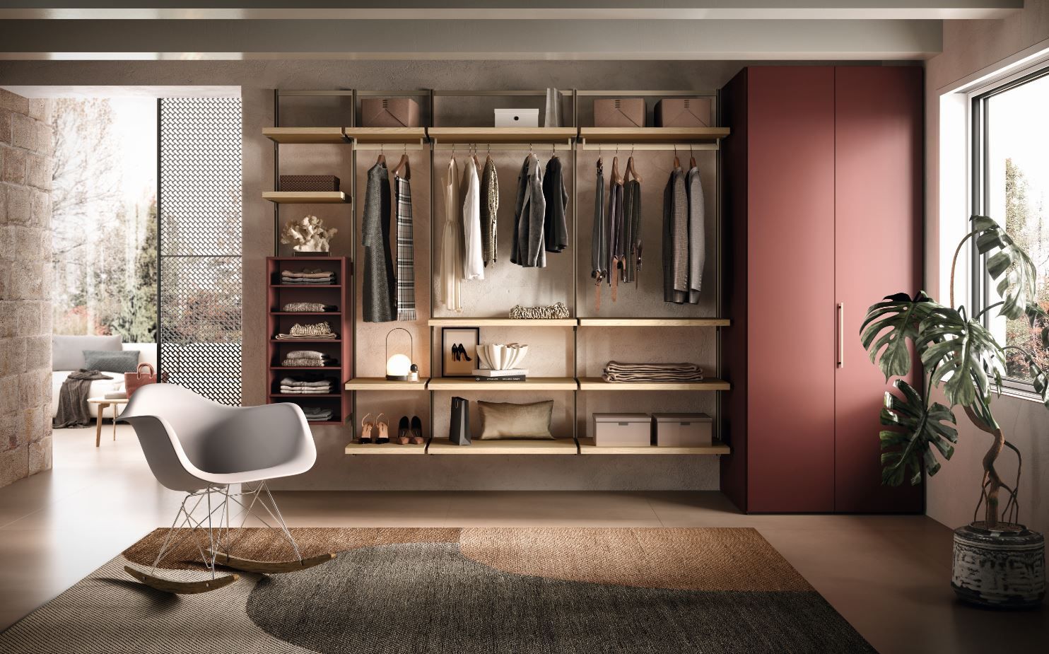 Cabina armadio con ripiani aperti e appendiabiti. Porta rossa sulla destra. Sedia e tappeto moderni.