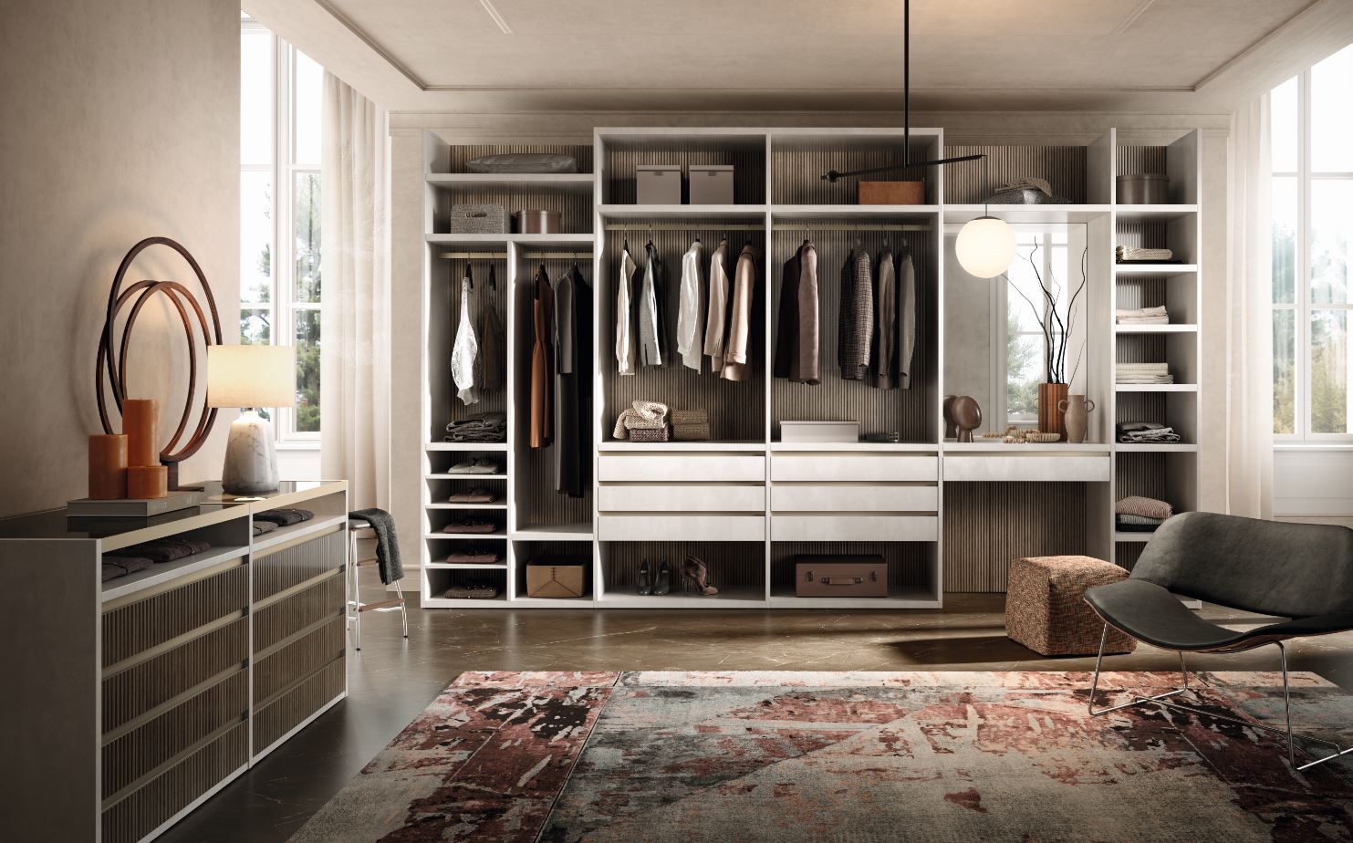 Camera da letto moderna con armadio aperto; colori neutri, vestiti esposti, scaffali, letto.