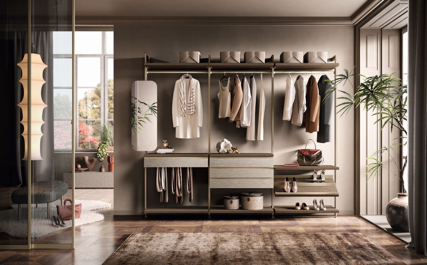 Cabina armadio con abiti appesi, ripiani, cassetti e stivali. Toni neutri.