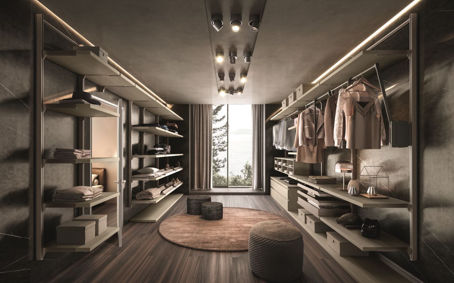 Cabina armadio con ante blu scuro e ripiani illuminati, appendiabiti, una panca e pavimento in legno.