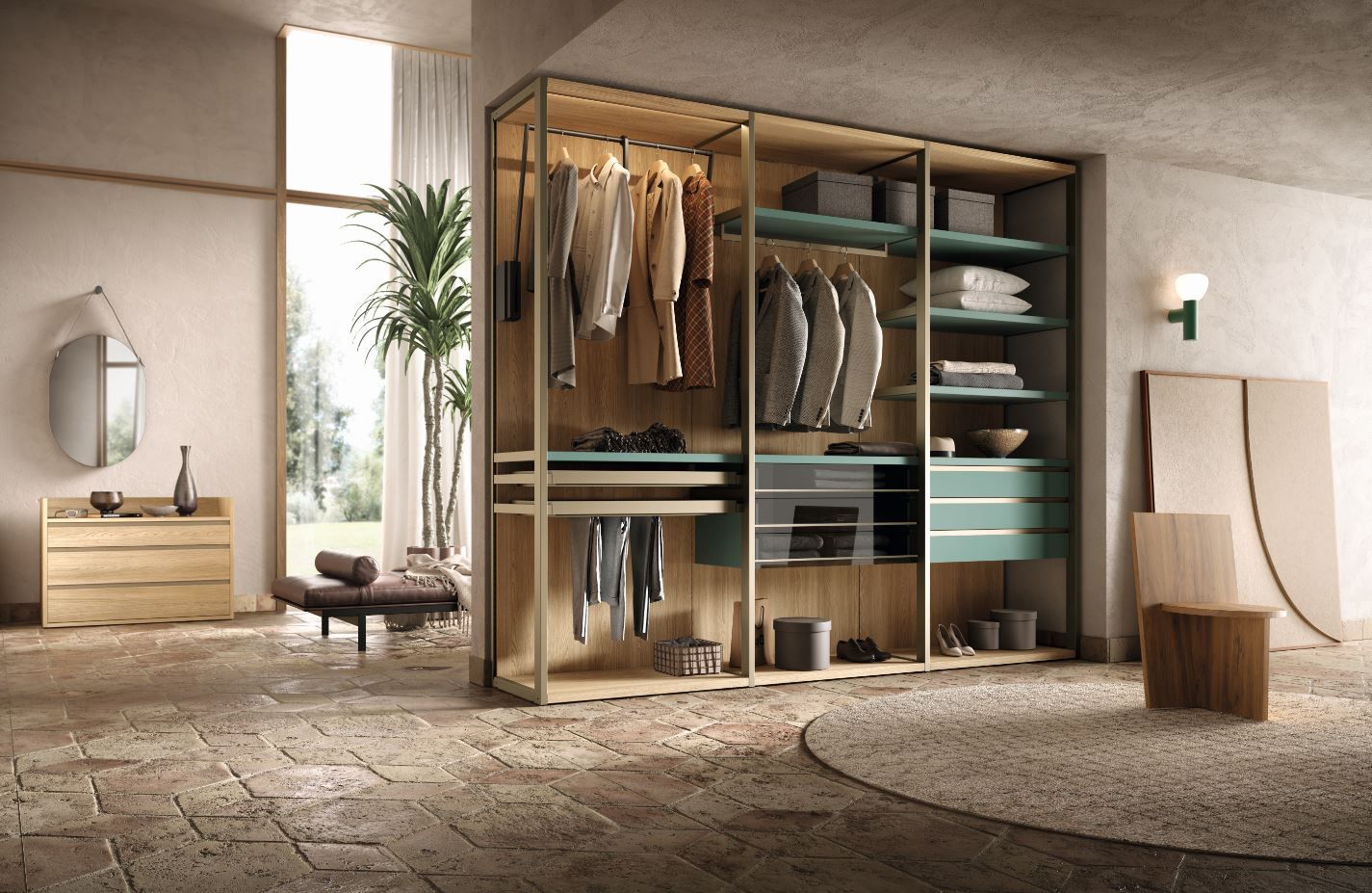 Elegante cabina armadio bianca con ripiani incorporati, finestra e pouf centrale; due paia di scarpe.