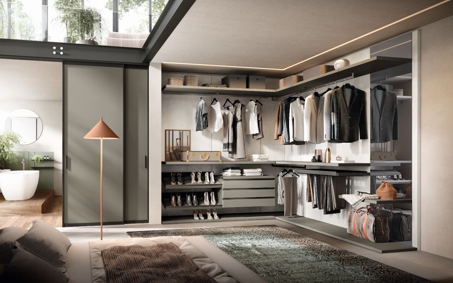 Moderna cabina armadio dai toni neutri, con abiti disposti in modo ordinato e vista sul bagno.