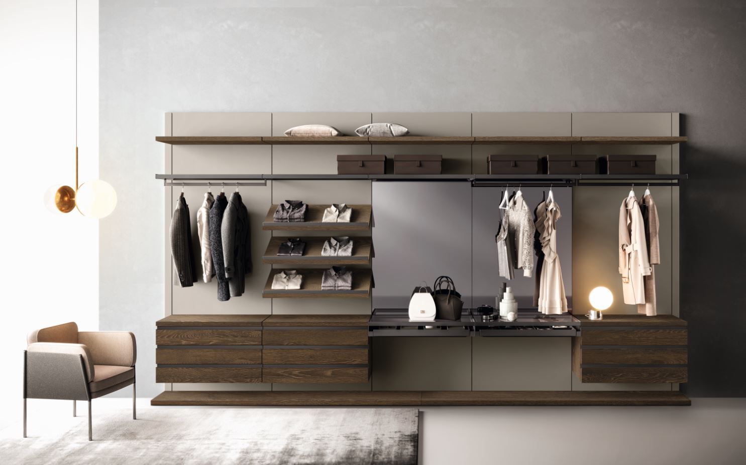 Moderna cabina armadio con ripiani aperti, abiti appesi, cassetti e una poltrona vicino alla finestra.