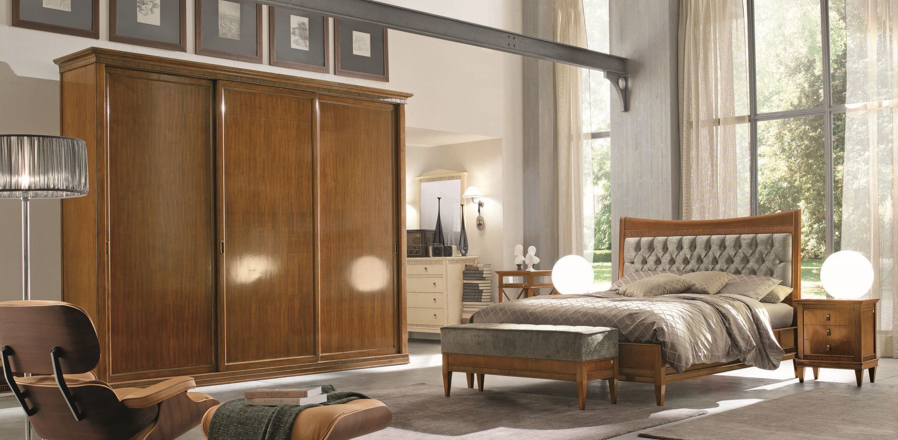 Camera da letto con mobili in legno, tra cui armadio, letto e comodini. Ampia finestra e tonalità neutre.