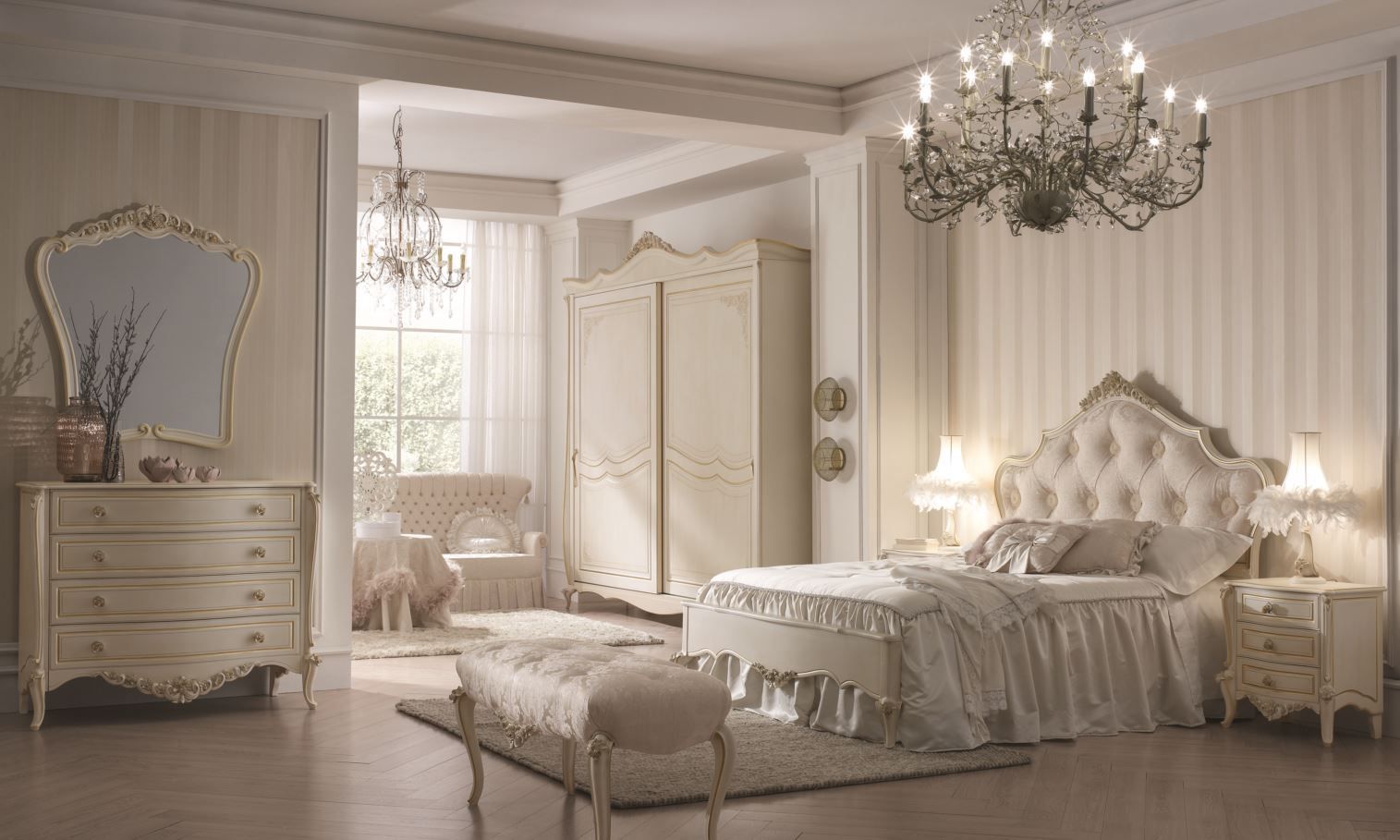 Elegante camera da letto color crema con mobili decorati, tra cui un letto, una cassettiera, un armadio e un lampadario.