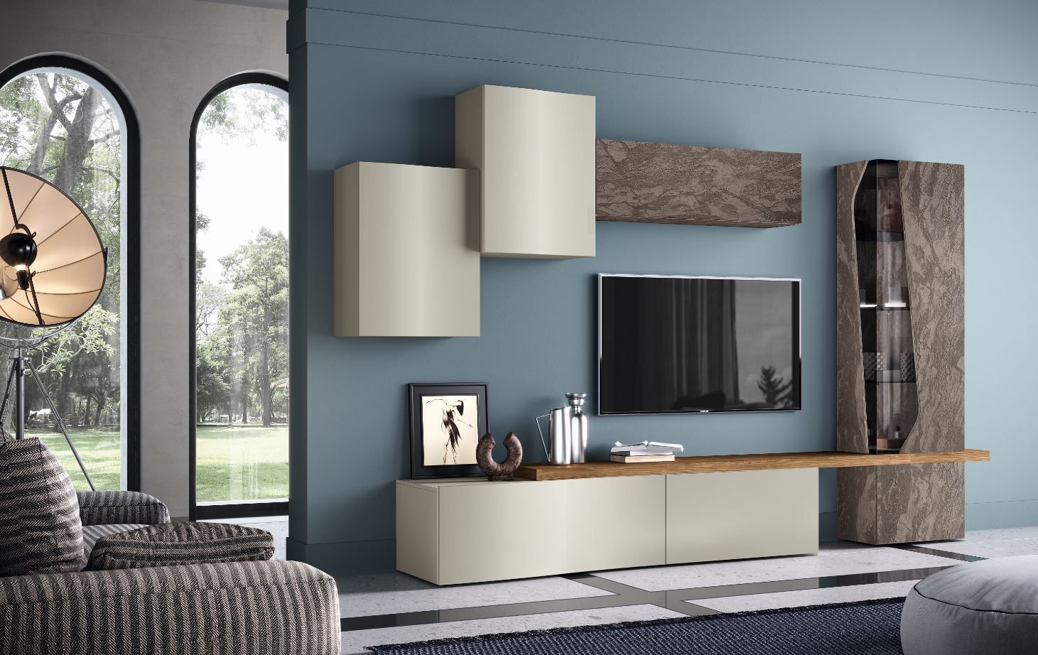 Soggiorno moderno con parete blu, mobili sospesi, TV e dettagli in pietra.