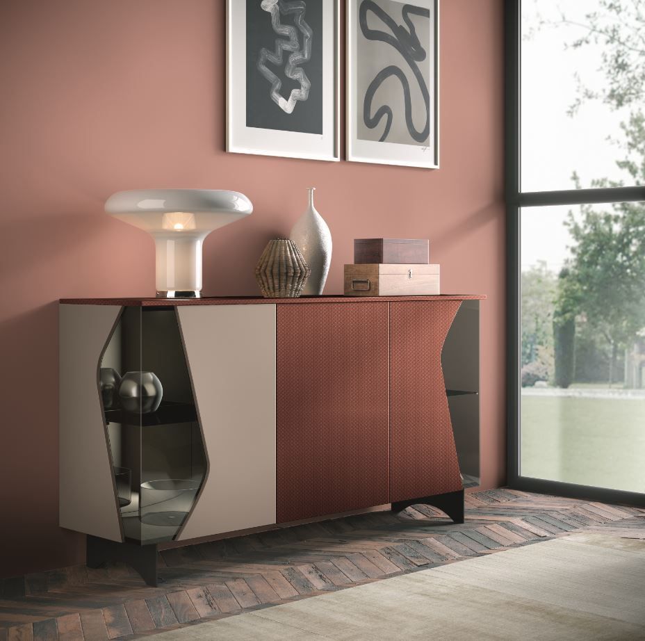 Credenza moderna con pannelli beige e marrone-rossastro, decorata con decorazioni e una lampada, vicino a una finestra.