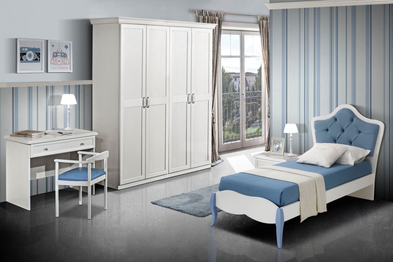 Letto per bambini a tema castello con gradini, scivolo e stanza piena di giocattoli. Colori grigio, bianco e beige. Carta da parati con cartoni animati.