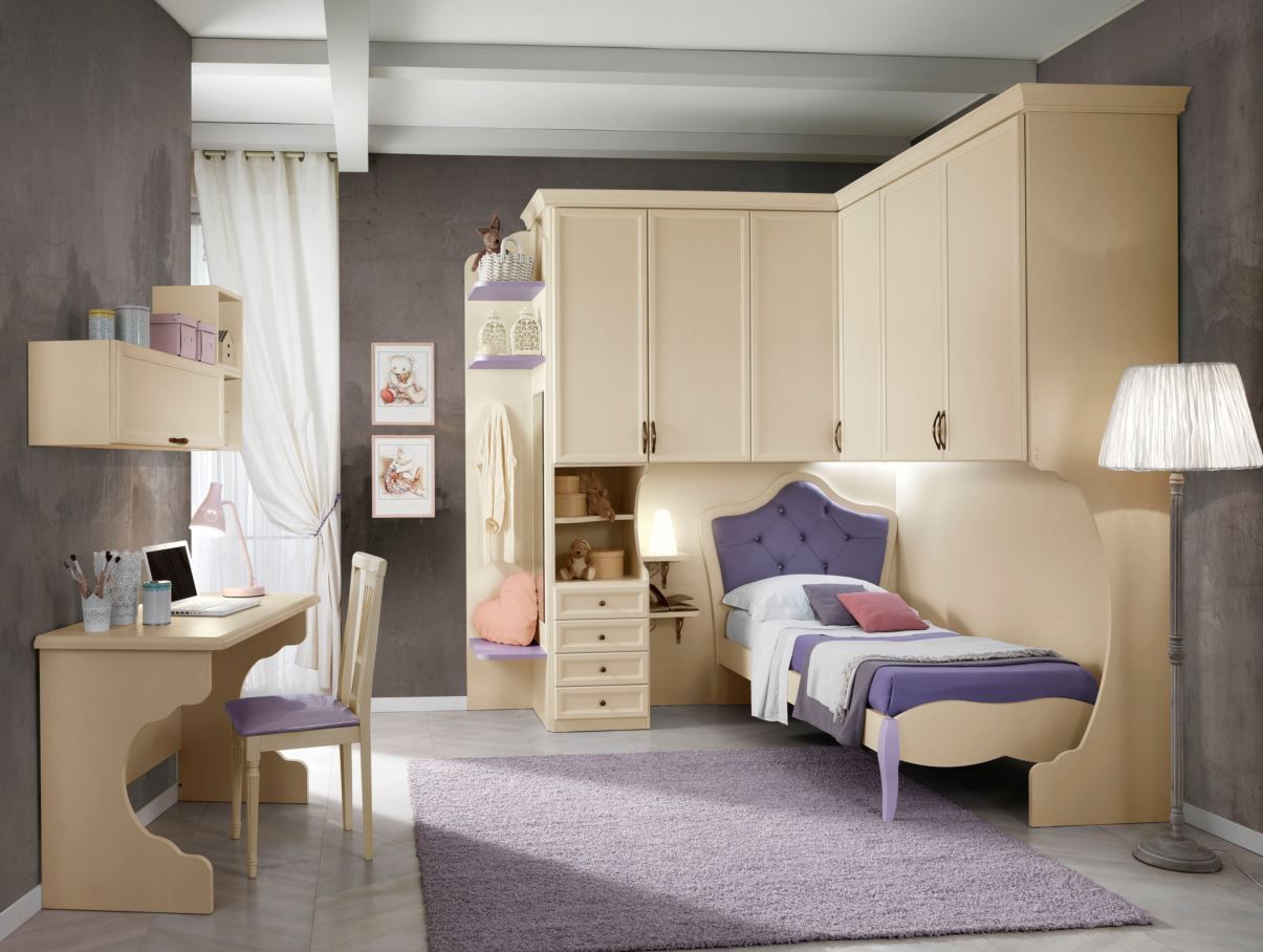 Camera da letto con armadi beige, scrivania e letto con dettagli viola, parete e moquette grigie.