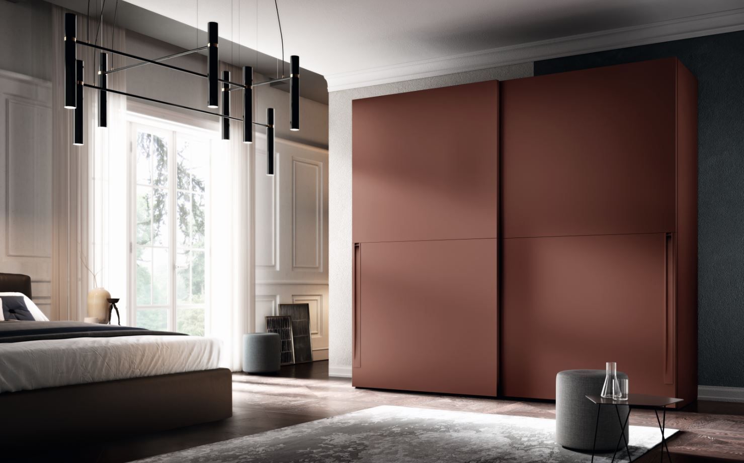 Camera da letto con grande armadio scorrevole in terracotta. Finestra, letto, tappeto, lampade a sospensione e piccoli tavolini.