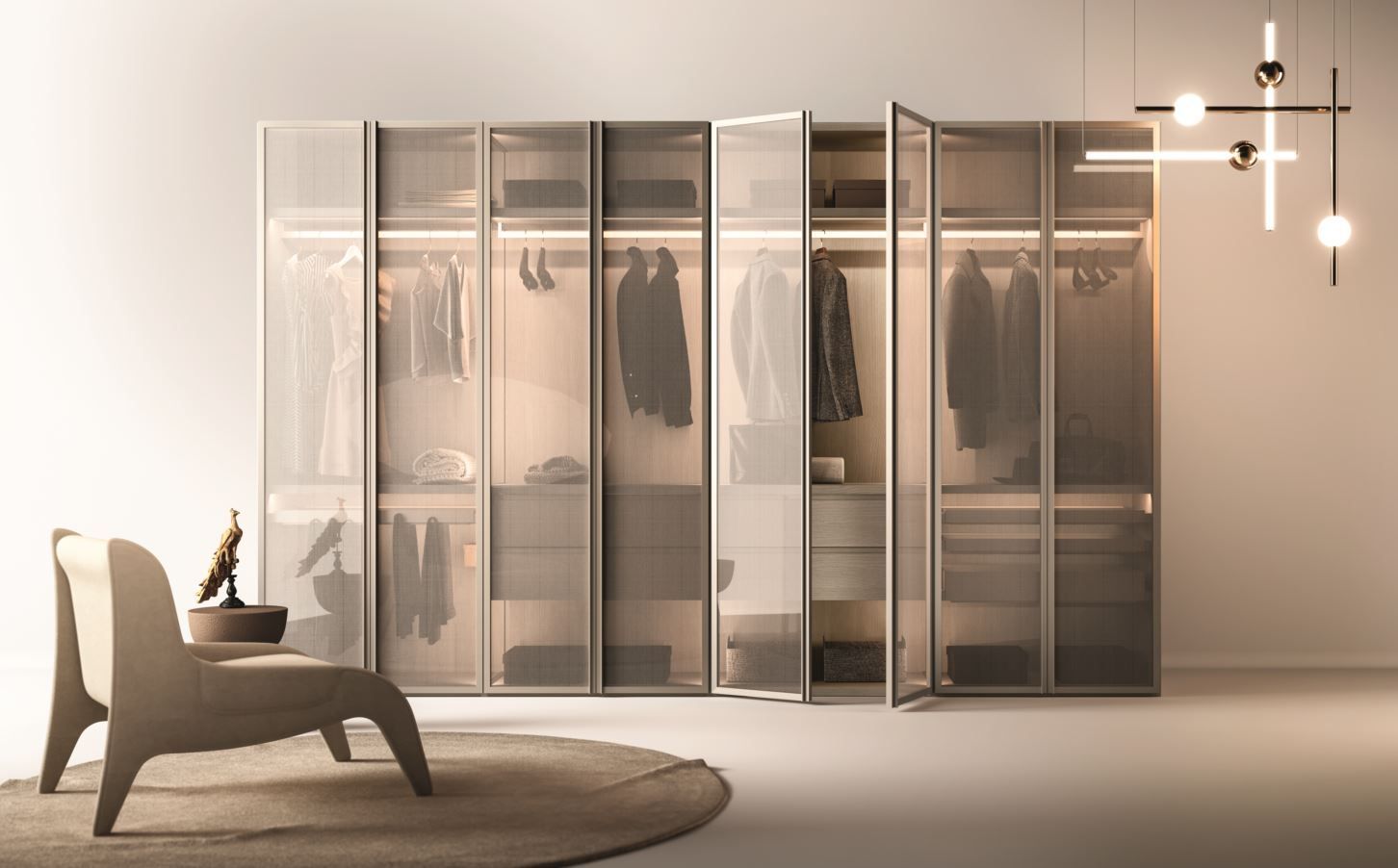 Moderna cabina armadio con ante in vetro, interno illuminato e appendiabiti. Accanto, una sedia e un tappeto.